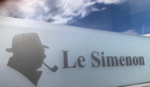 beeld van het raam van de bistro "Le Simenon